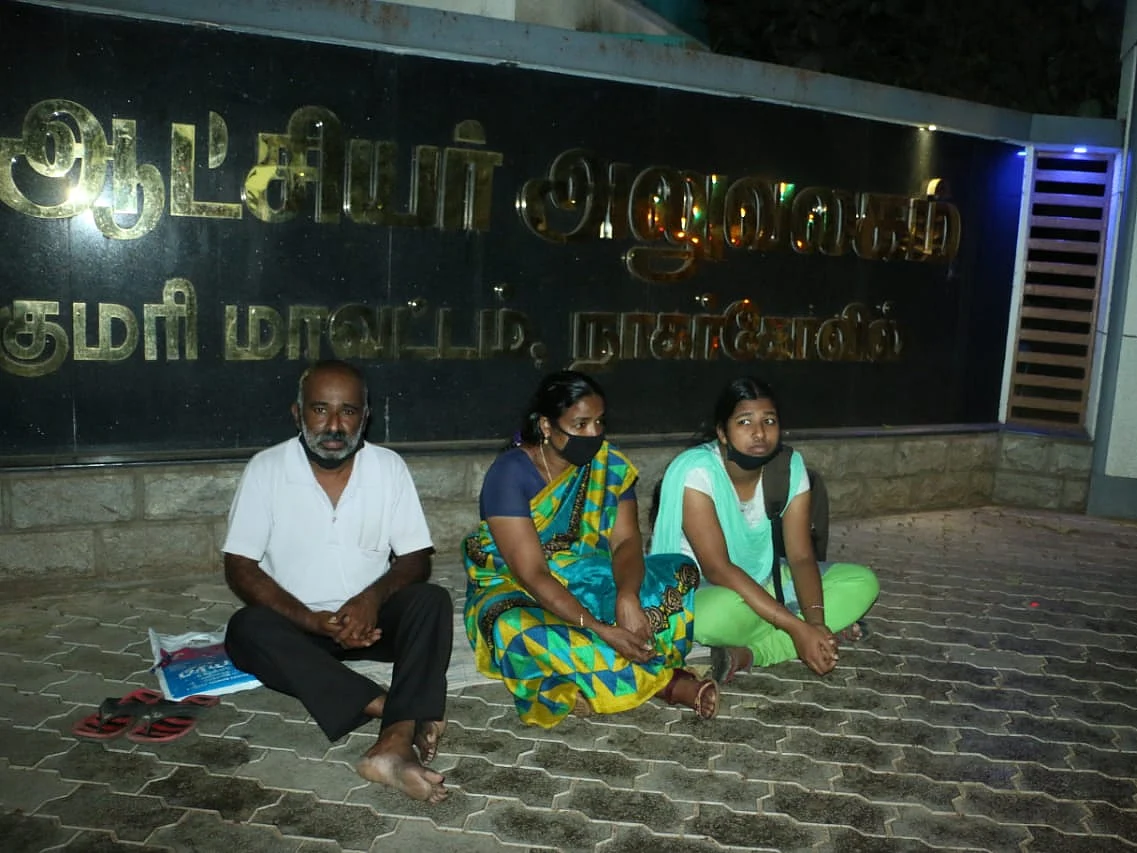 `என் மகனை அரசு மனநலக் காப்பகத்தில் சேர்க்க வேண்டும்!’-ஆட்சியர் அலுவலகத்தில் தஞ்சம் புகுந்த பெற்றோர்