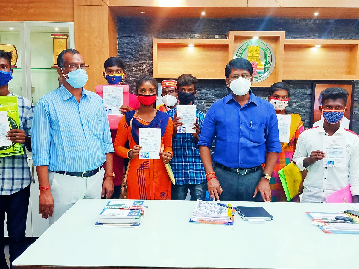 விகடன் செய்தி எதிரொலி: சாதிச் சான்றிதழ் இல்லாமல் கலங்கிய பழங்குடி மாணவர்கள்... உதவிய ஆட்சியர்!