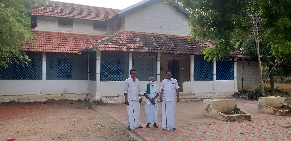 சர்ச்சைக்குரிய கட்டடம் முன் புகார் எழுப்பிய விவசாய சங்கத்தினர்
