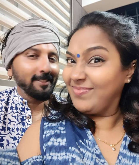ஆனந்த கண்ணன் மனைவி நாகாவுடன்