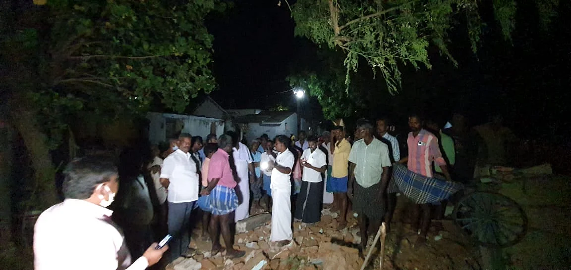இடிந்து விழுந்த வீடு