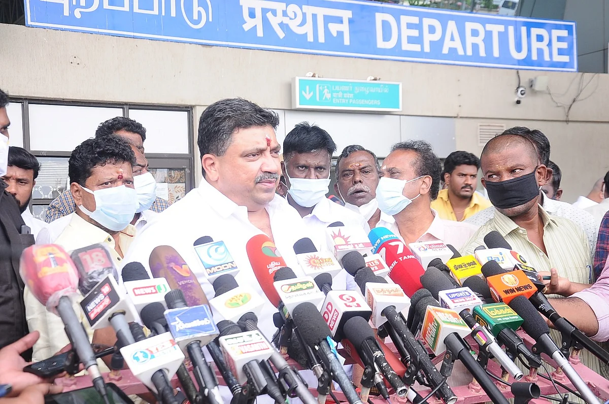 மதுரை விமான நிலையத்தில் அமைச்சர் பழனிவேல் தியாகராஜன்