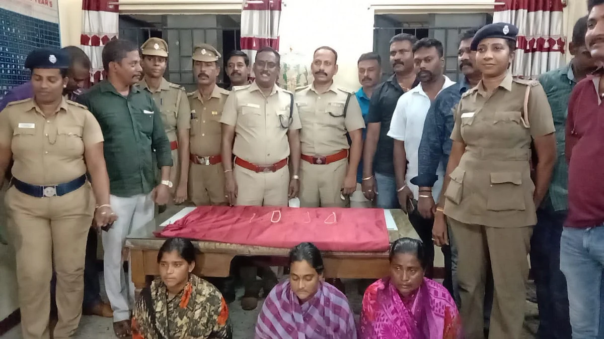 மூதாட்டிகளிடம் நகைகளைத் திருடிய பெண்கள்