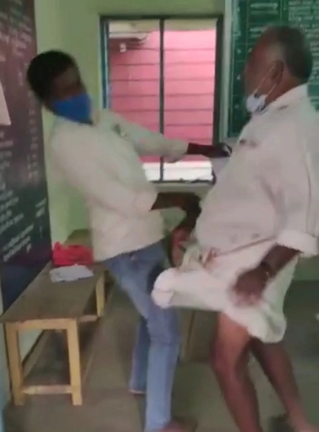 முத்துசாமி தாக்கும் காட்சி
