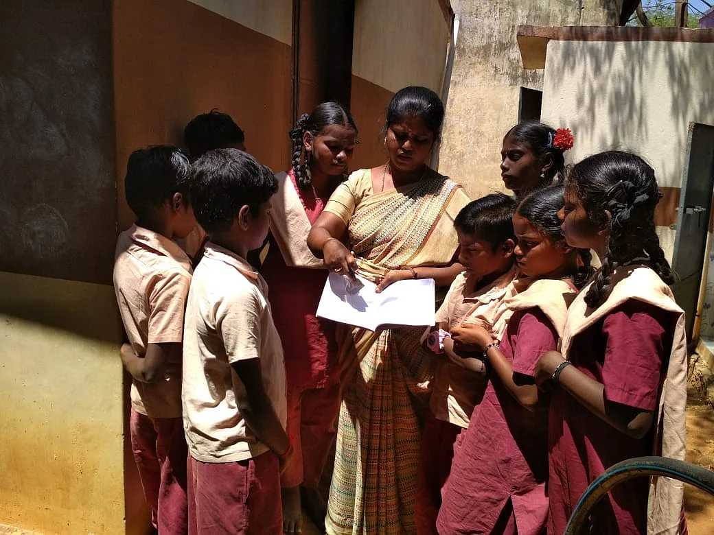 மாணவர்களுடன் ஆசிரியர் கவிதா