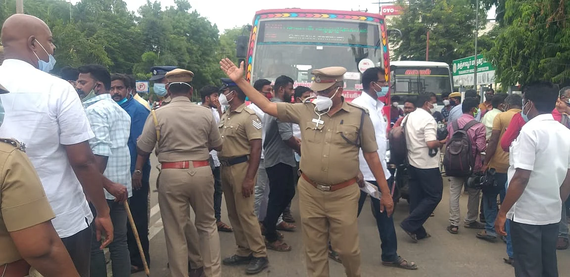 பாதுகாப்பில் போலீஸ்