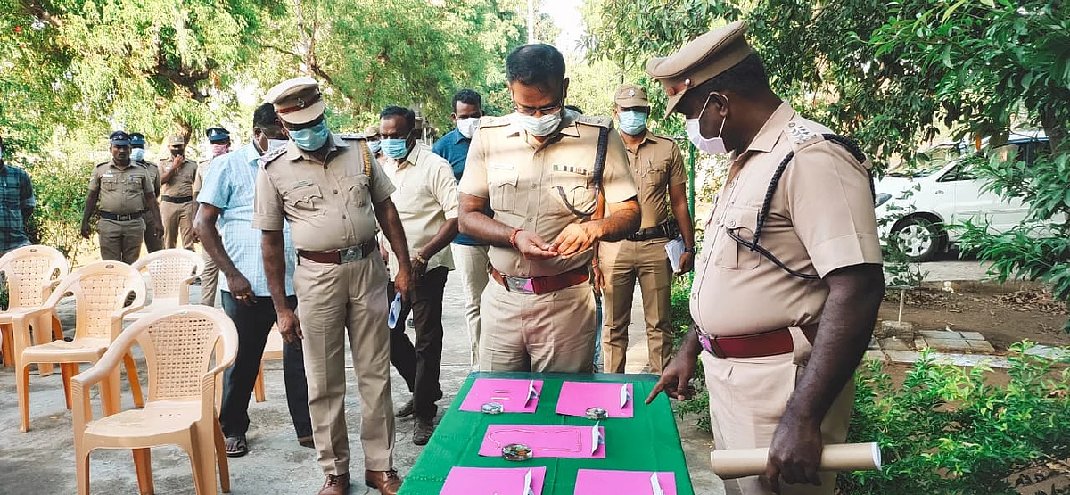 பறிமுதல் செய்யப்பட்ட நகைகளைப் பார்வையிடும் எஸ்.பி.ஜெயக்குமார்