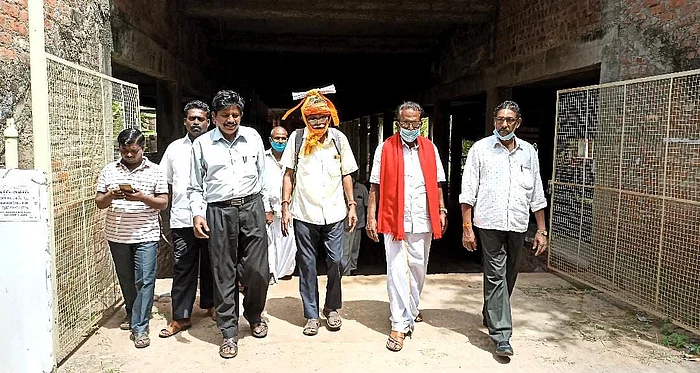 மனுவை சுமந்துவரும் இரத்தினசுவாமி