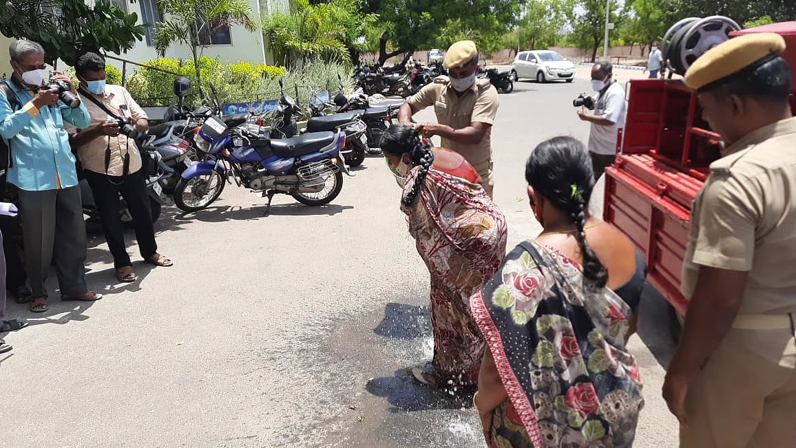 தற்கொலைக்கு முயன்ற பெண்கள்