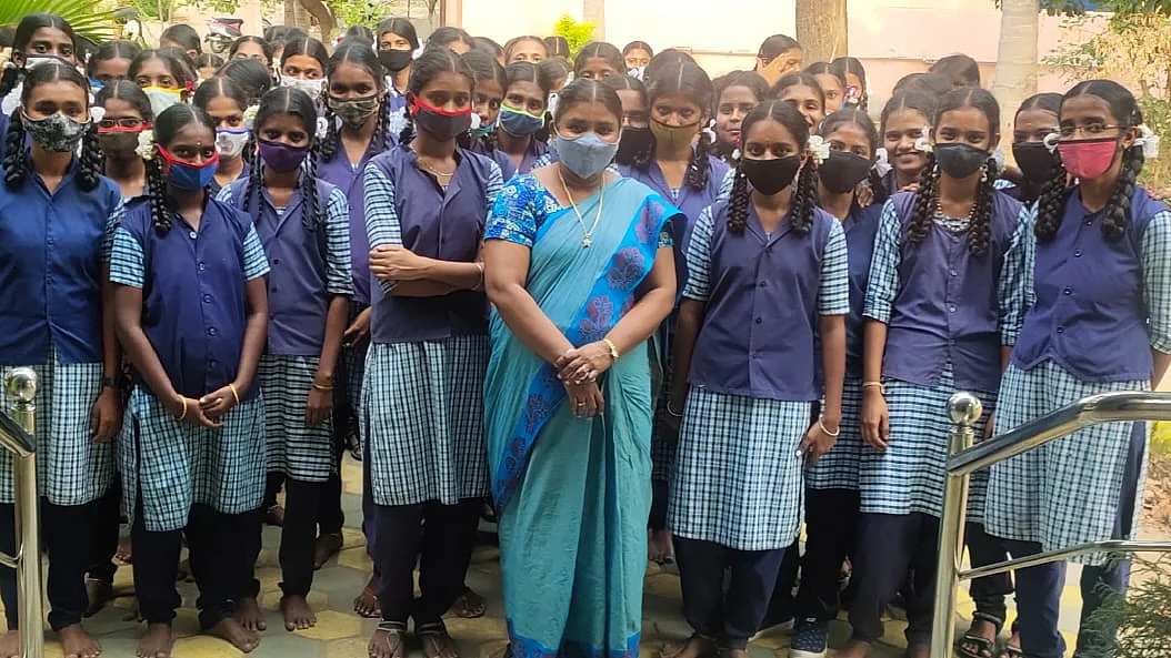 மாணவிகளுடன் ஆசிரியை லலிதா