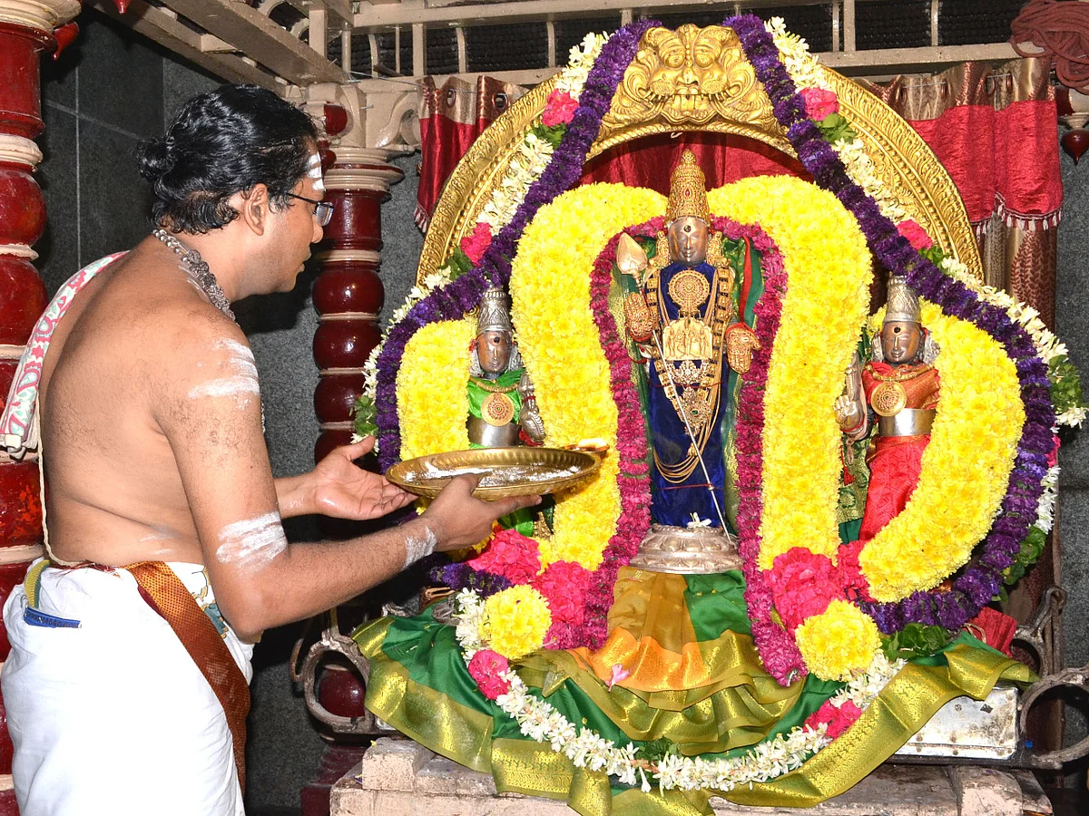வள்ளி மற்றும் தெய்வானையுடன் முருகப்பெருமான்