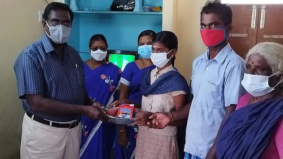 பரிசு அளிக்கும் ஆசிரியர்