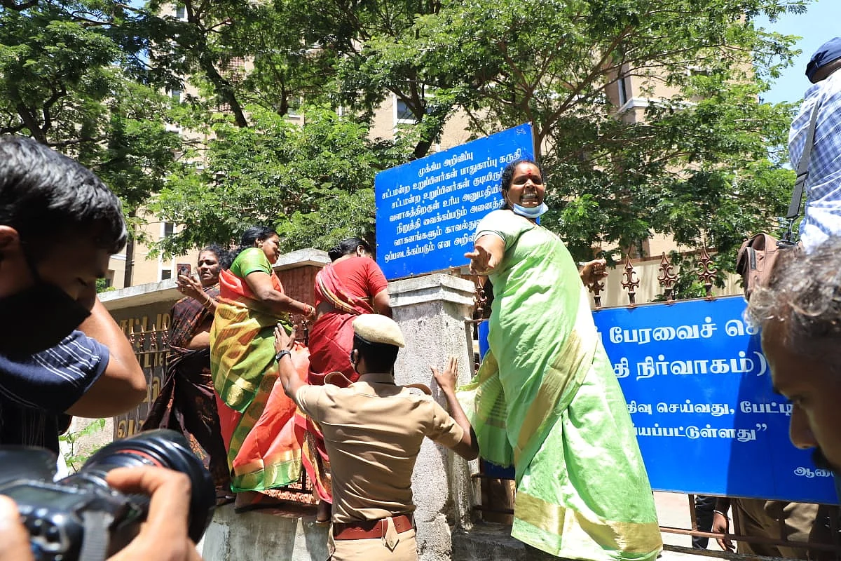 போராட்டத்தில் குதித்த மகளிரணி