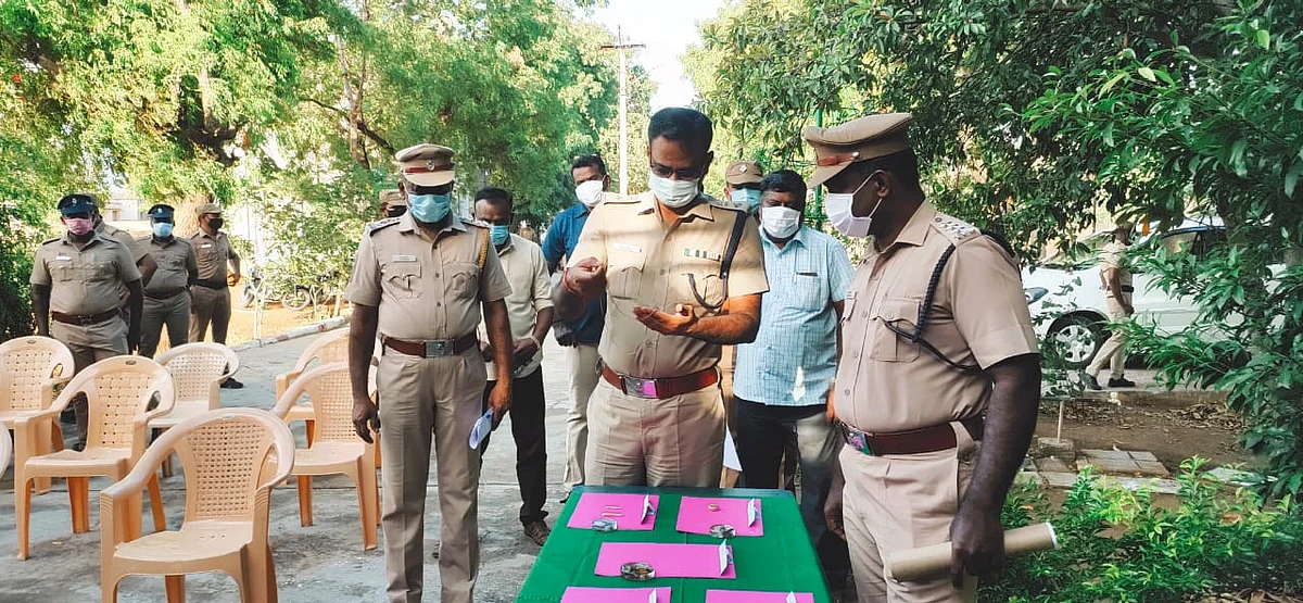 மீட்கப்பட்ட 22 சவரன் தங்க நகைகளைப் பார்வையிட்ட எஸ்.பி ஜெயகுமார்
