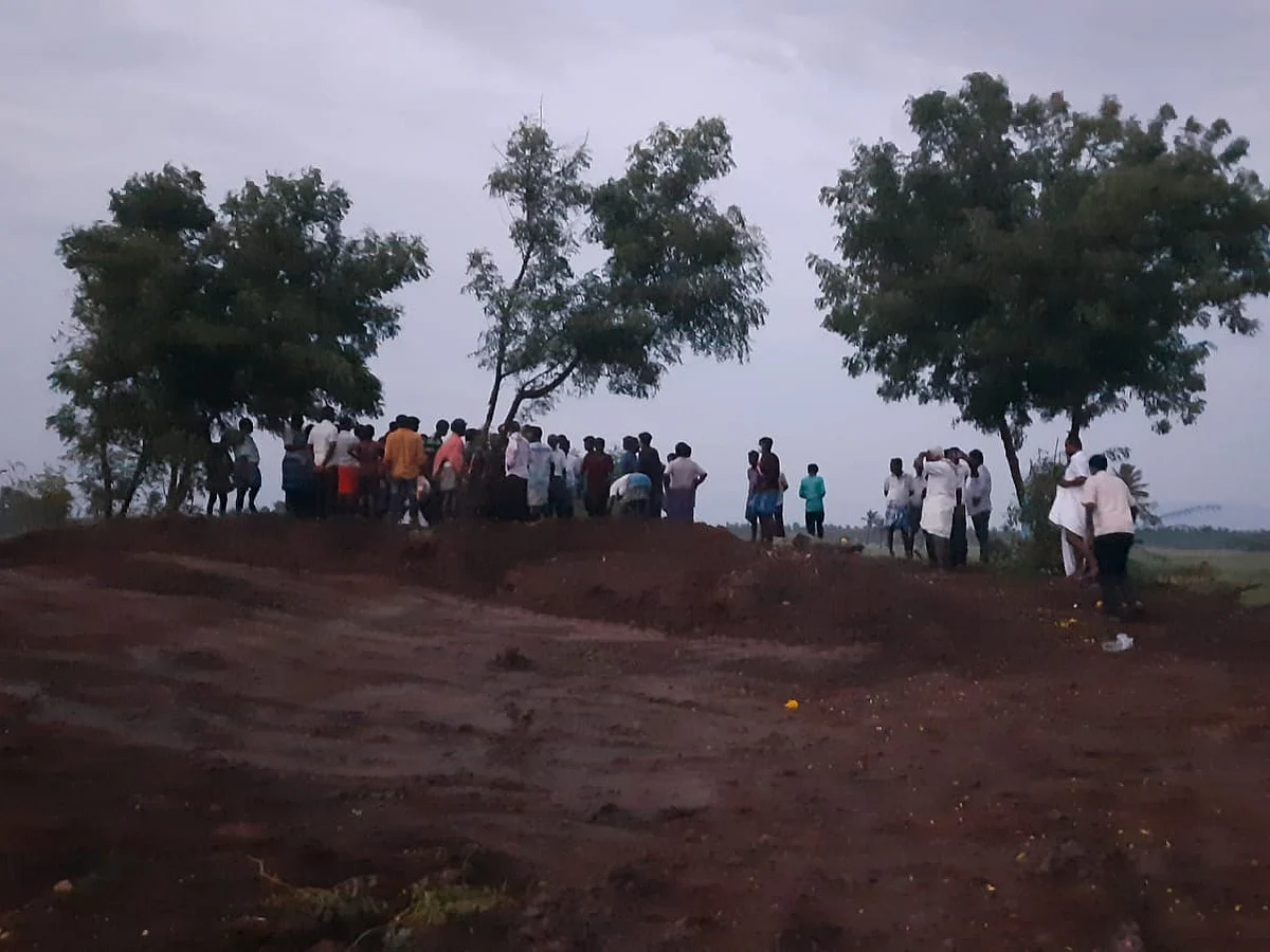 கரூர்:முதல் இறுதிப் பயணம்; மயானப் பாதைக்கான போராட்டத்தில் உயிரிழந்த பட்டியலினத்தவர்!-நடந்தது என்ன?