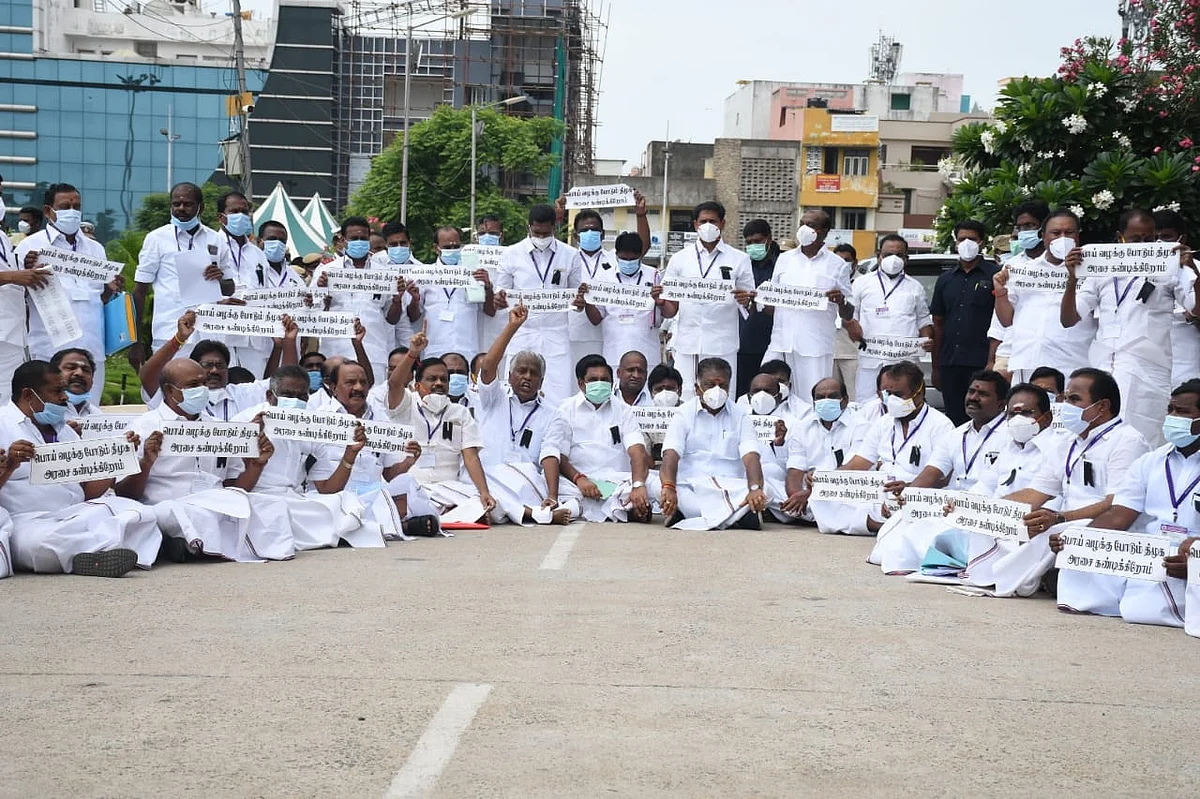 அ.தி.மு.க போராட்டம்