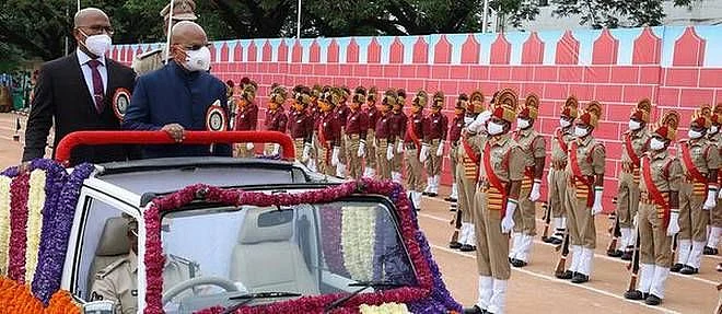 அணிவகுப்பு மரியாதையை ஏற்றுகொண்ட ஜவஹர் ரெட்டி