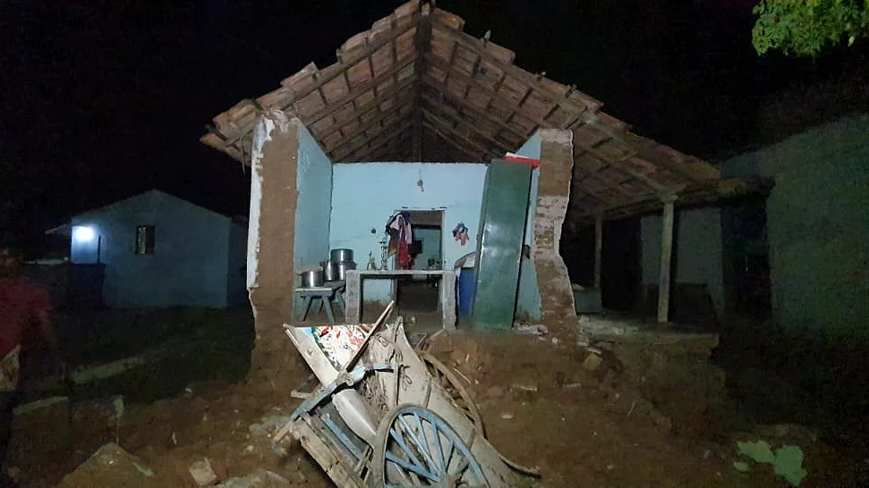 இடிந்து விழுந்த வீடு