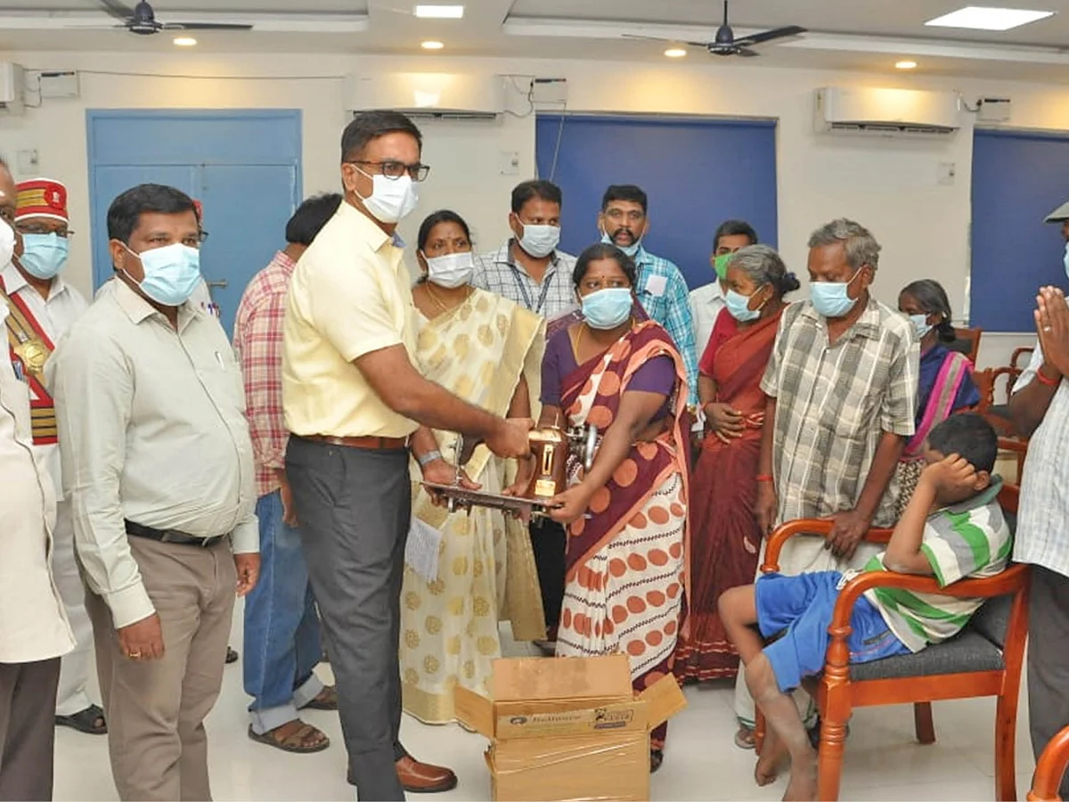 எங்க வாழ்க்கை ஒரே நாளில் மாறிடுச்சு! - களமிறங்கிய ஜூ.வி... உடனடியாக உதவிக்கரம் நீட்டிய அரசு!