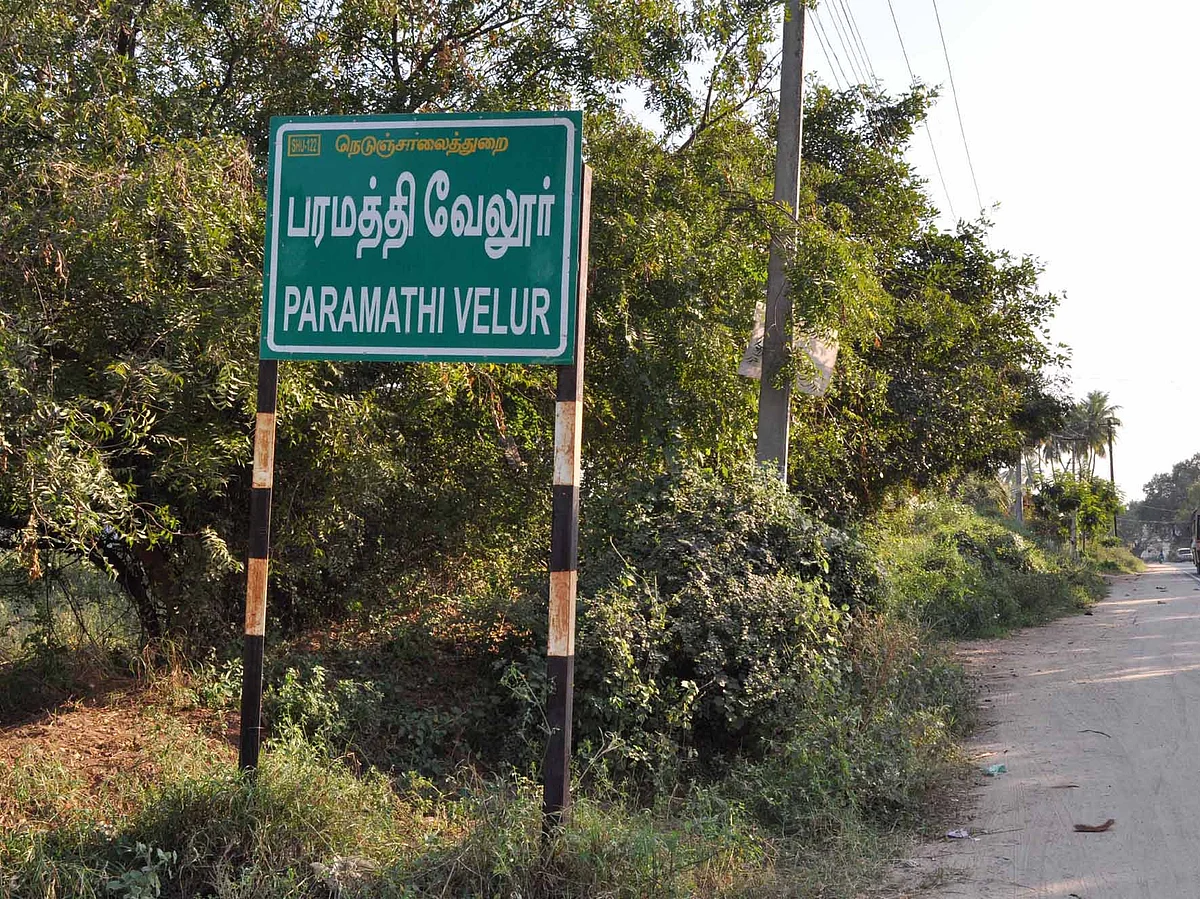 பணம் கேட்டு தாயை நடுரோட்டில் அடித்த மகன்; தடுக்க ஓடோடி வந்த வளர்ப்பு நாய்!