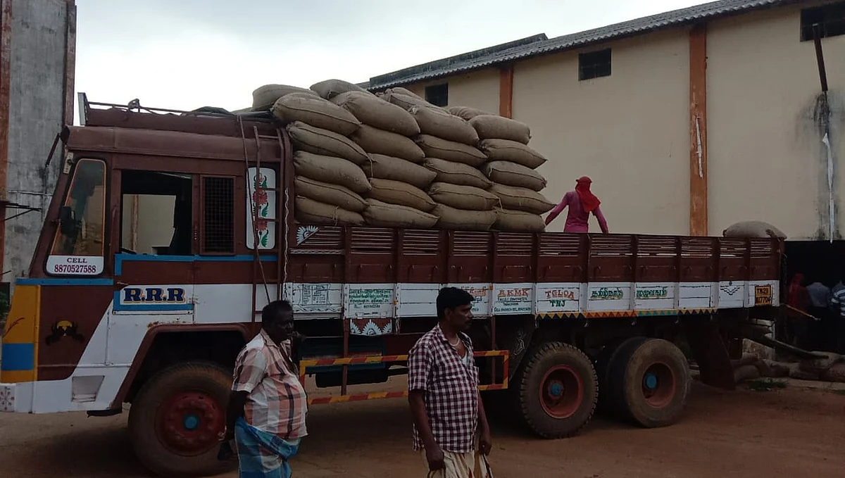 நெல் மூட்டைகள் பதுக்கப்பட்டிருந்த தனியார் குடேன்