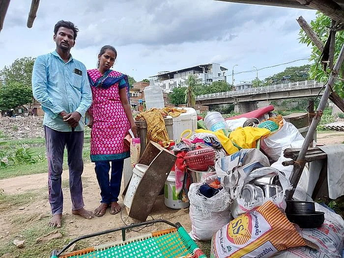 அரும்பாக்கத்திலிருந்து வெளியேற்றப்பட்ட குடும்பம்