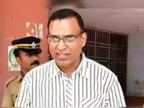 ``அவரையே திருமணம் செய்துகொள்கிறேன்!"- சிறார் வதை செய்த பாதிரியாருக்காக பாதிக்கப்பட்ட பெண் ஜாமின் மனு