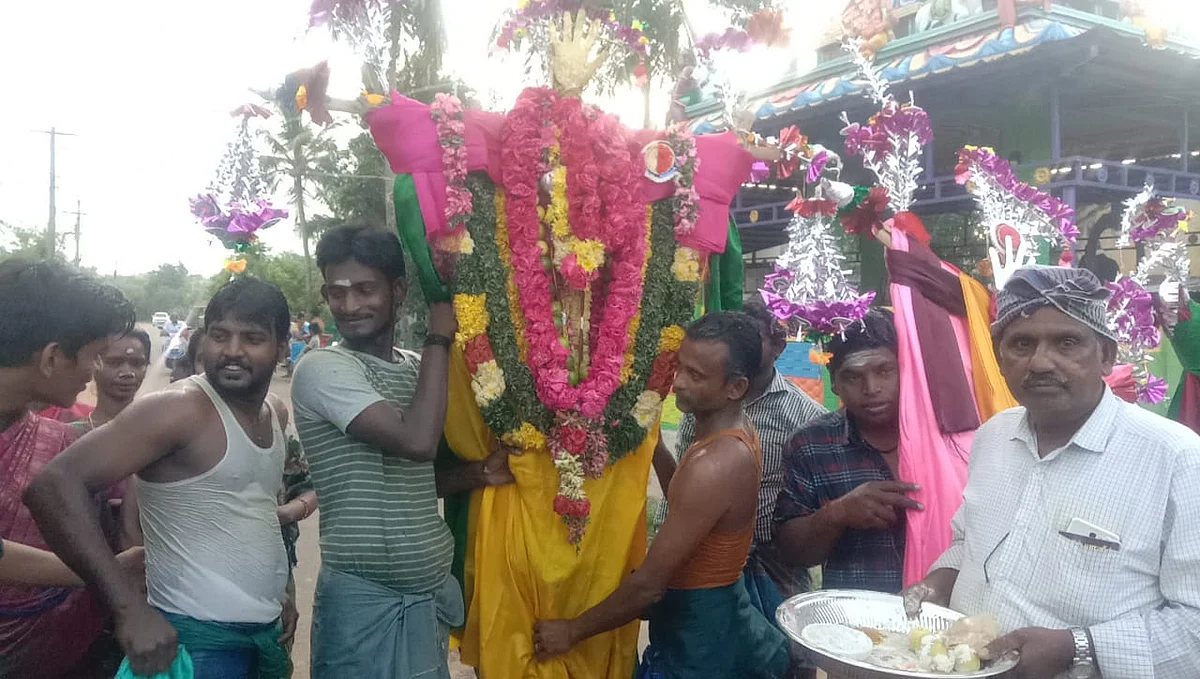 மொகரம் பண்டிகையைக் கொண்டாடும் கிராம மக்கள்