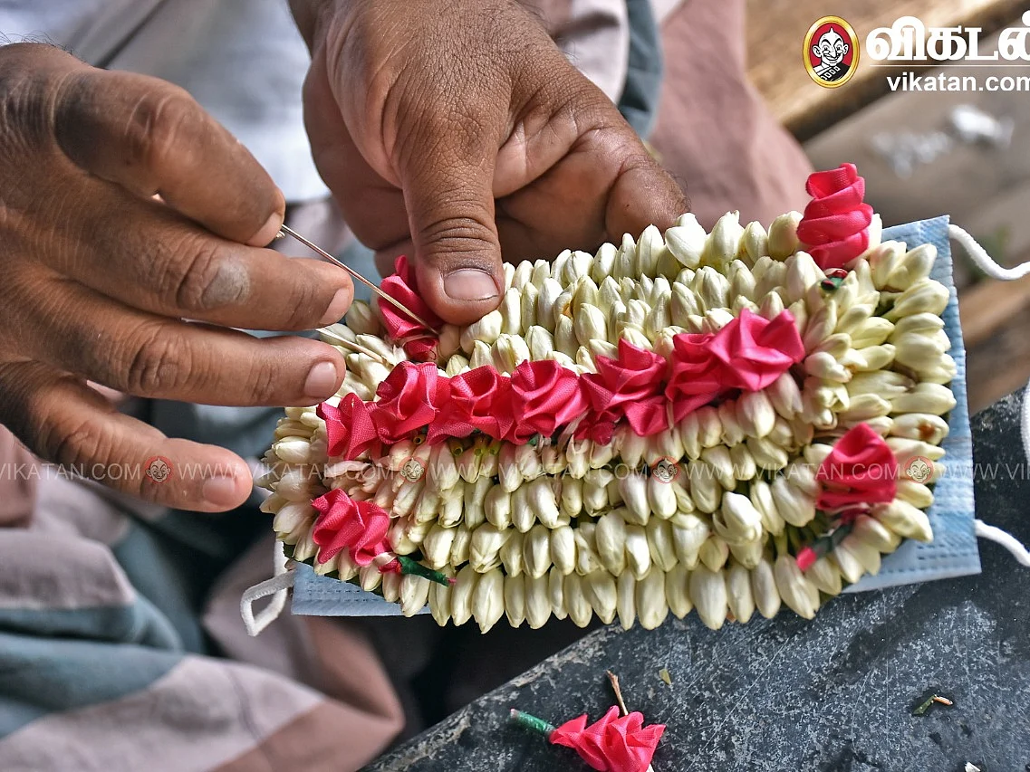 மணமக்களுக்கு மலர்களில் முகக் கவசம்; மதுரை பூக்கடைக்காரரின் புதுமையான முயற்சி!