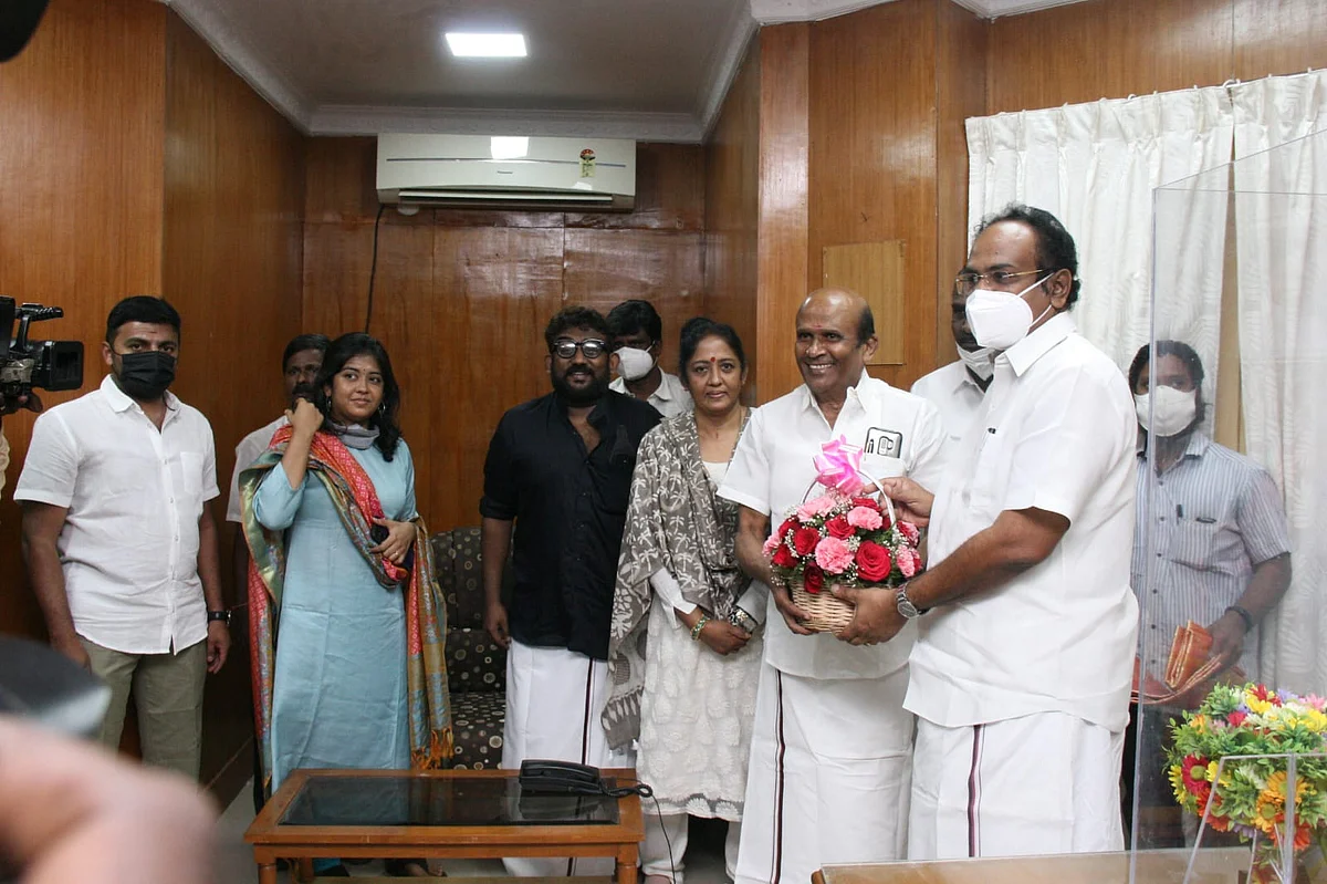 துர்கா ரூட்டில் பதவி முதல் வேலுமணியைப் போட்டுக்கொடுத்த ட்ரீட்மென்ட் புள்ளி வரை.. கழுகார் அப்டேட்ஸ்!