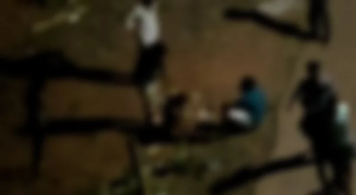 பிறந்தநாள் கொண்டாடிய இளைஞர்கள்