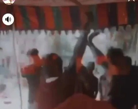 கையில் வாளுடன் நடனம்
