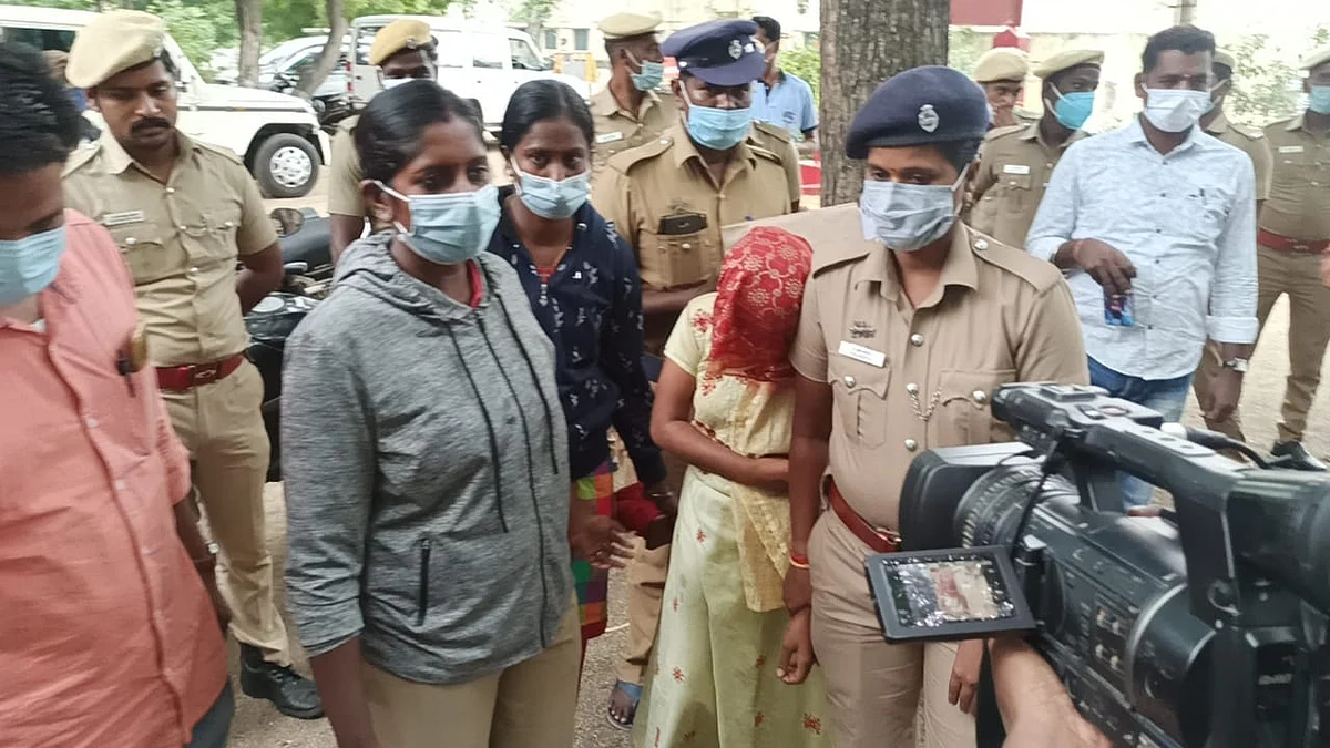ராணியைக் கைது செய்து அழைத்து வரும் காவல்துறை