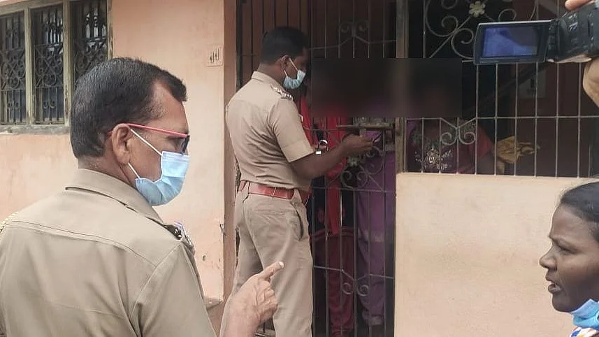 வீட்டுக்குள் சிறைவைக்கப்பட்ட சிறுமிகள்!
