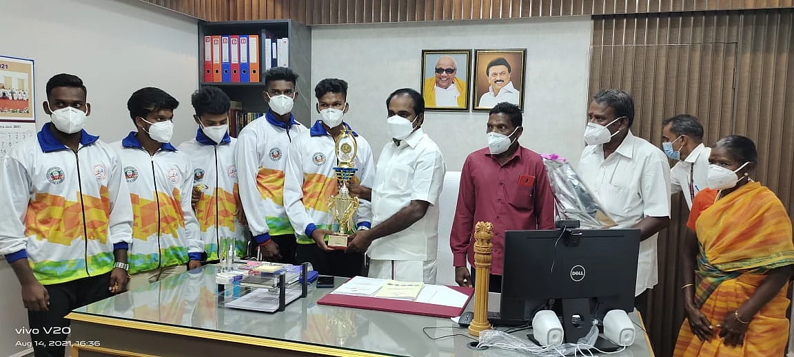 அமைச்சருடன் விளையாட்டு வீரர்கள்