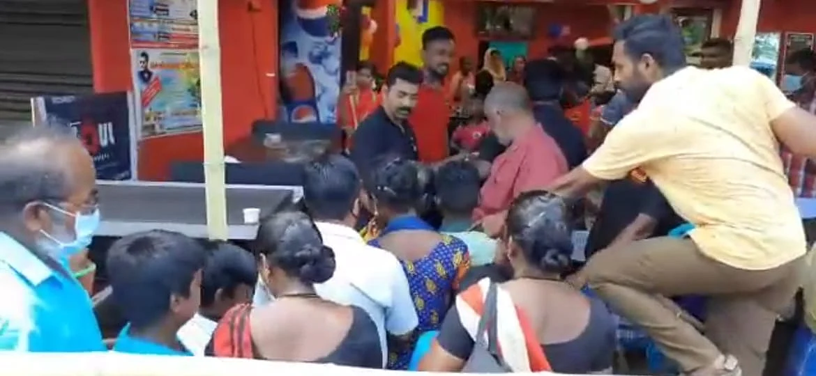 முண்டியடித்த கூட்டம்