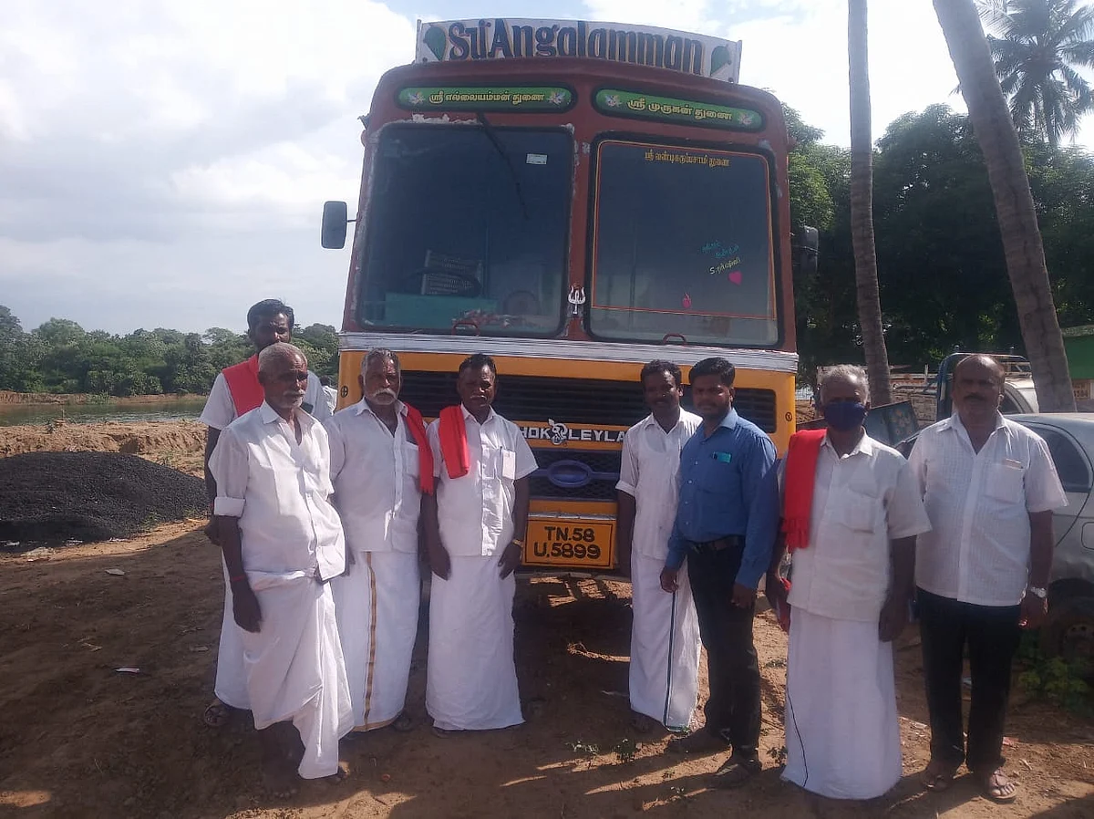 சிறை பிடிக்கப்பட்ட மணல் கடத்தல் லாரி