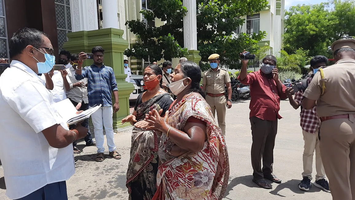 தற்கொலைக்கு முயன்ற பெண்கள்