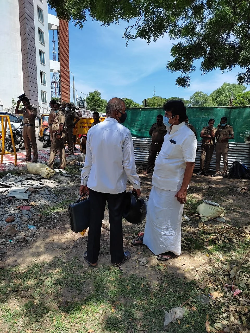 திருச்சி வேலுச்சாமி எம்.எல்.ஏ விடுதியில்