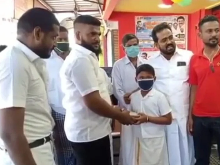 அருப்புக்கோட்டை : திமுக கரை வேட்டி கட்டி வந்தால் 3 இலவச பிரியாணி; ஊரடங்கை மறந்து கூடிய கூட்டம்!
