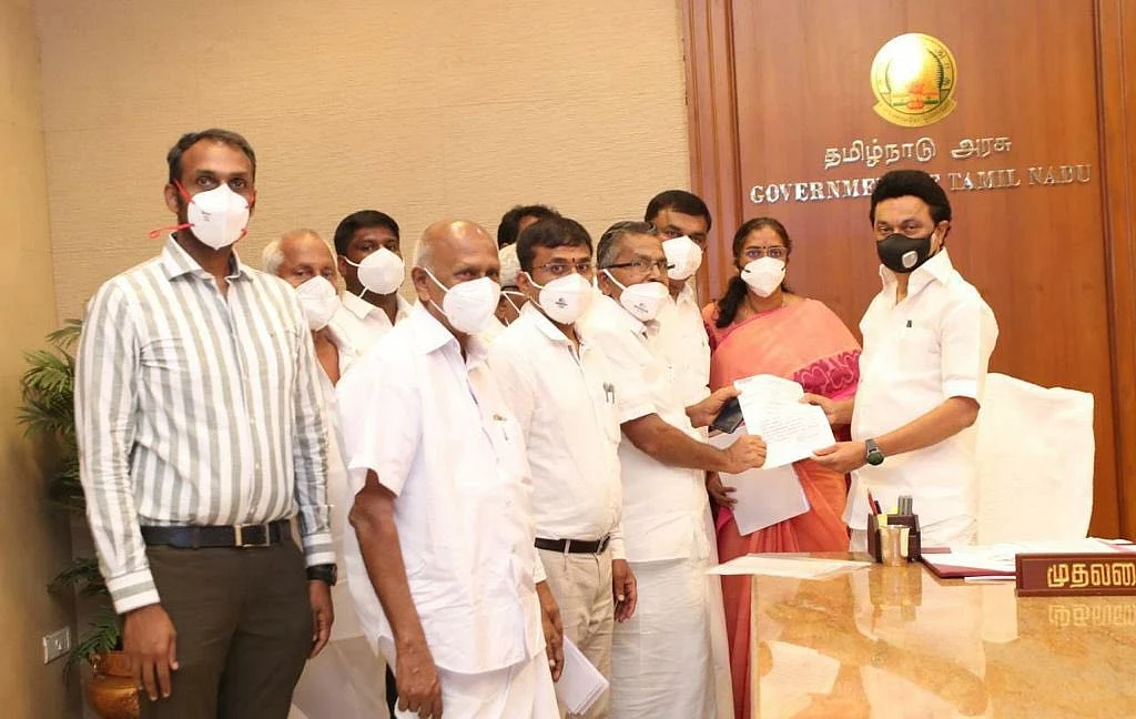 முதல்வரிடம் மனு அளித்தபோது