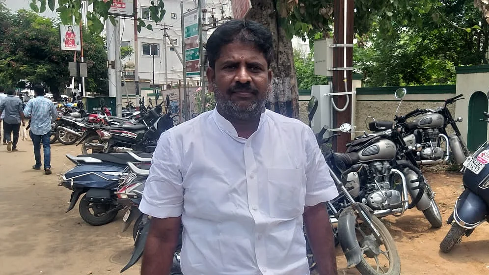 போலீஸ் இன்ஸ்பெக்டர் மீது புகார் கூறும் செந்தில்குமார்