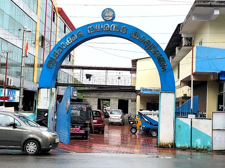 ஓணம் புத்தாடையுடன் ரூ.10,000 கொடுத்த நகராட்சித் தலைவி; திருப்பிக்கொடுத்த கவுன்சிலர்கள்-நடந்தது என்ன?