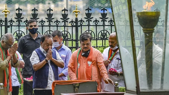 பால் தாக்கரே நினைவிடத்தில் ராணே