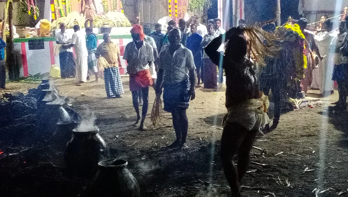 அரிசிக்கஞ்சியை தலையில் ஊற்றும் சாமியாடி