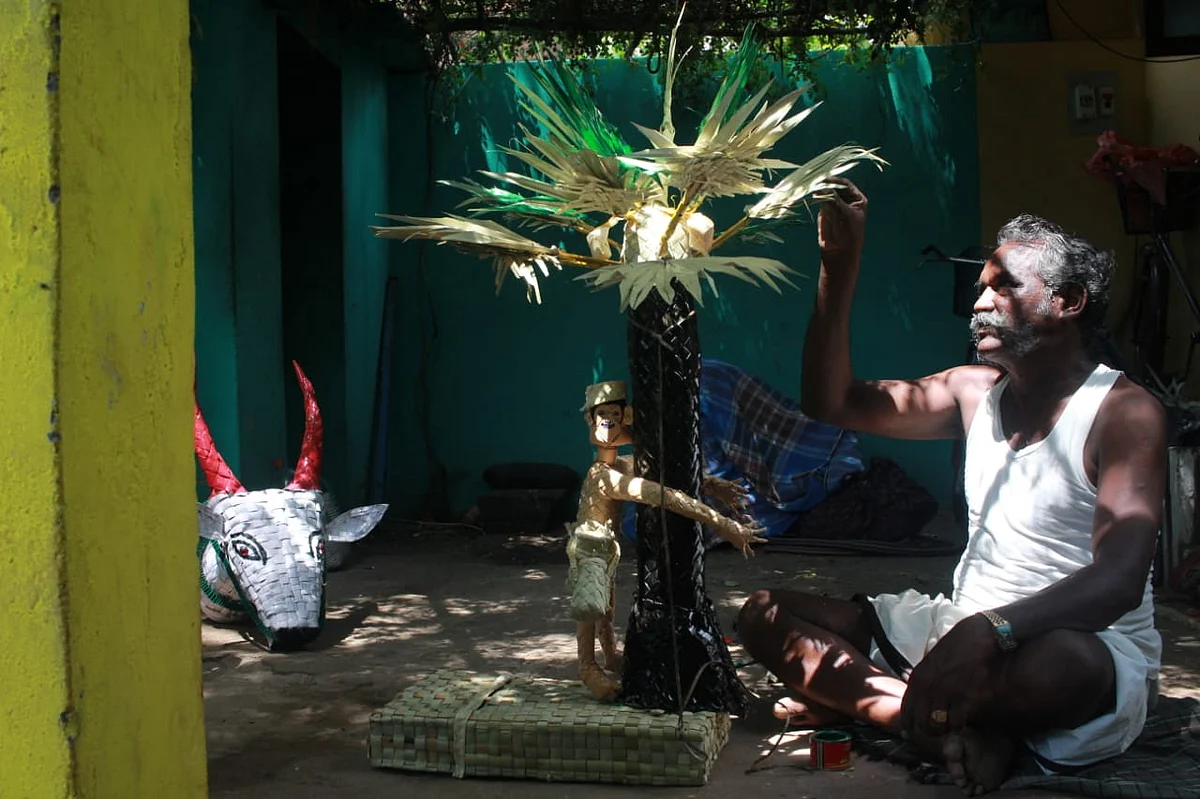 பனையோலை கலைப்பொருள் செய்யும் பால்பாண்டி