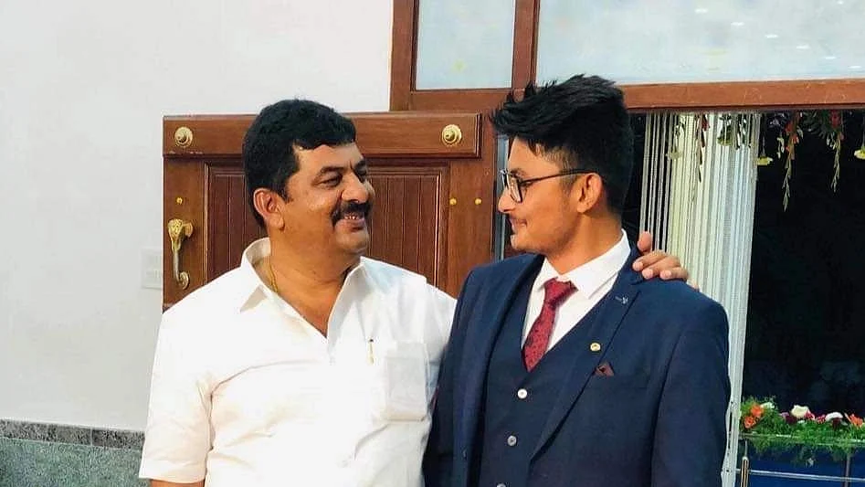 ஓசூர் எம்.எல்.ஏ பிரகாஷ் - அவருடைய மகன் கருணாசாகர்