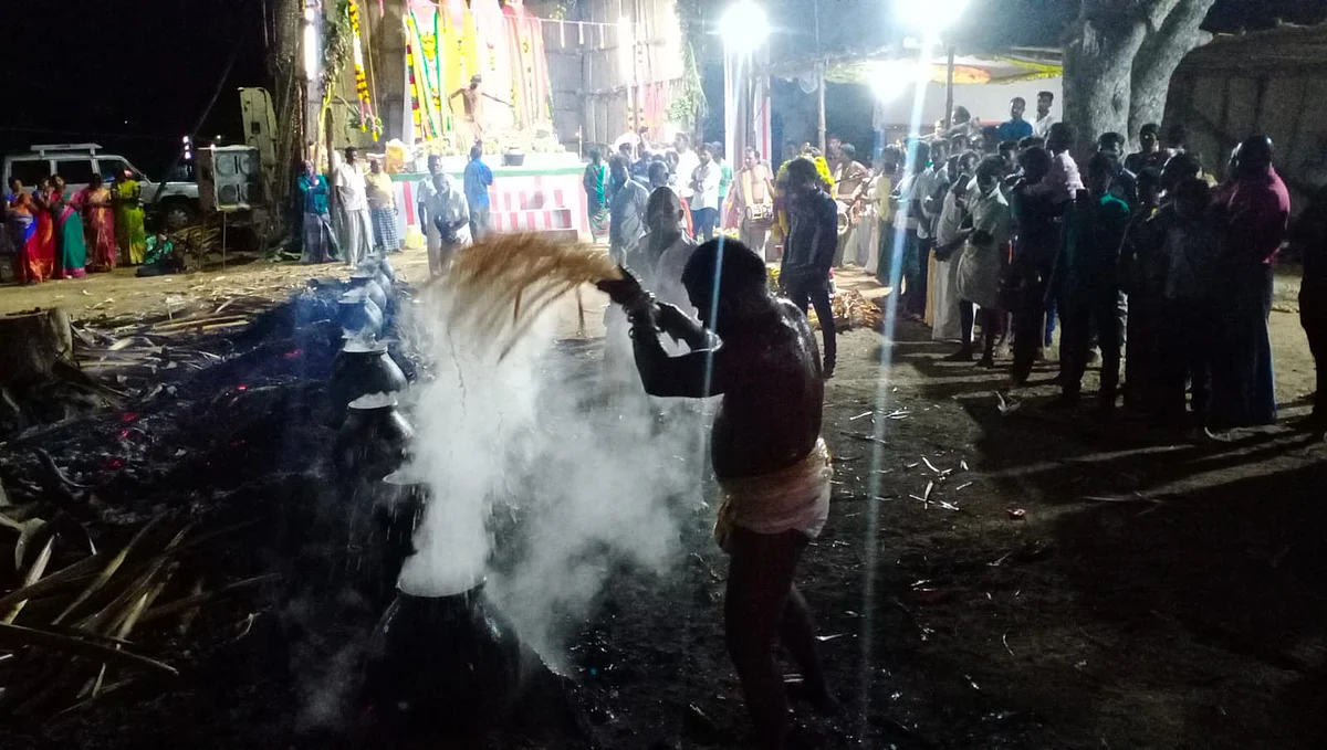 அரிசிக்கஞ்சியை தலையில் ஊற்றும் சாமியாடி
