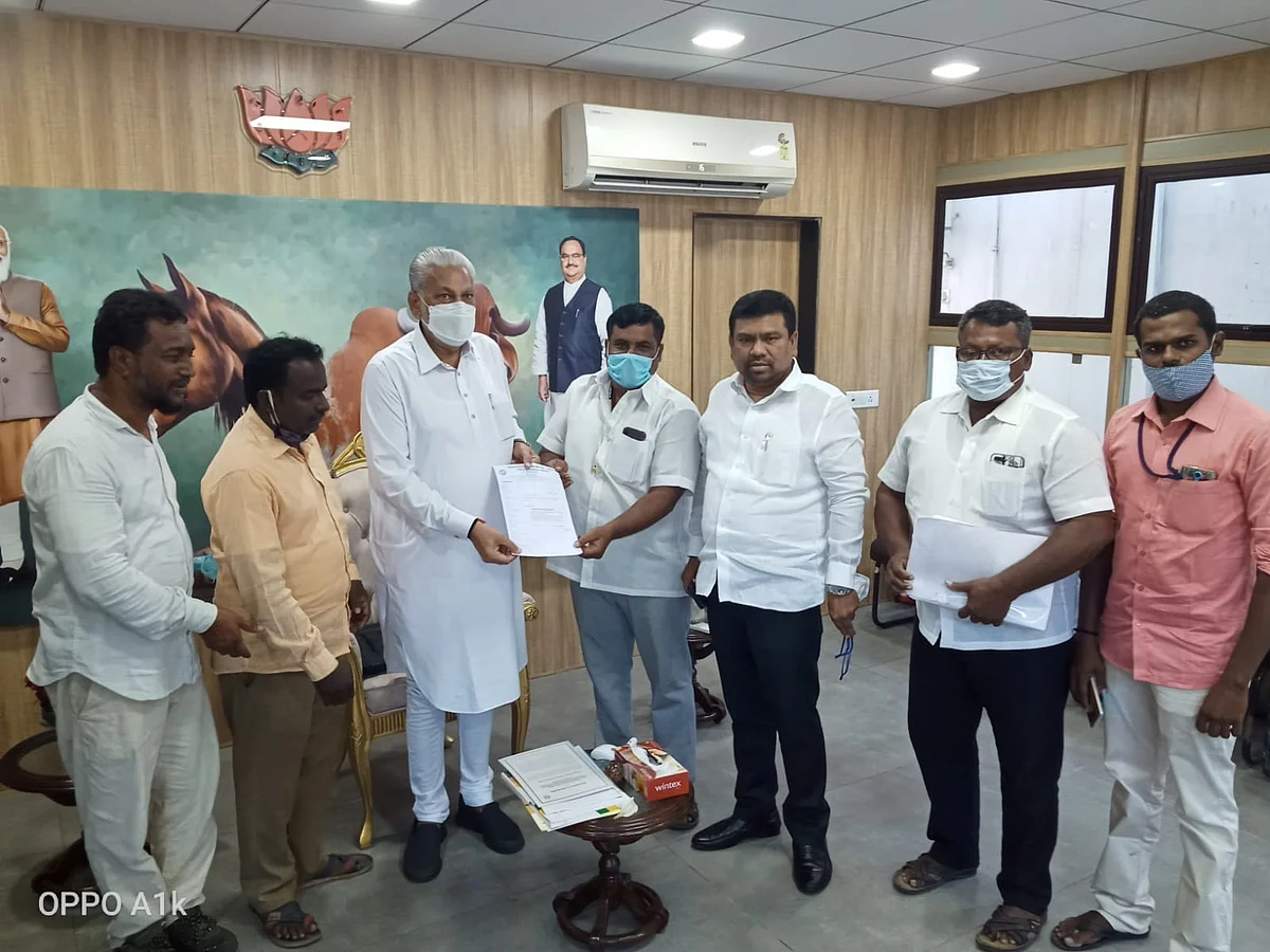 மத்திய மீன்வளத்துறை அமைச்சருடன் மீனவர்கள்