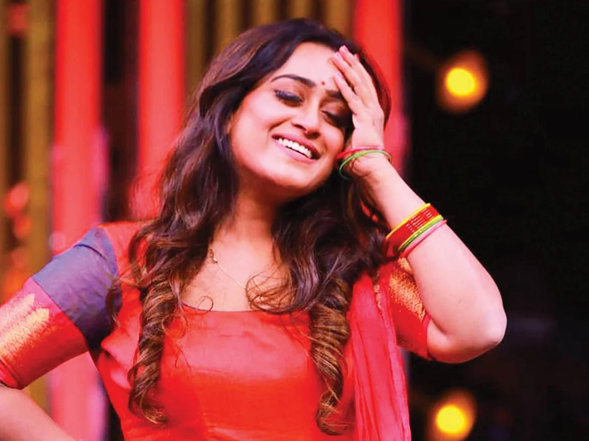 விகடன் TV: “வீட்டைச் சுத்திக்காட்டுறதுக்குப் பேர் டூரா?”
